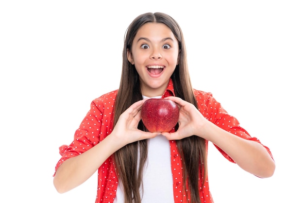 Świeże owoce Nastoletnia dziewczyna trzyma jabłka na białym tle studyjnym Odżywianie dzieci Portret emocjonalnej zdziwionej podekscytowanej nastolatki