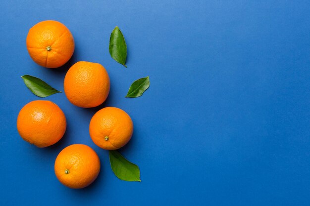 Świeże owoce pomarańczowe plastry na kolorowym tle Widok z góry Kopiowanie przestrzeni kreatywnej koncepcji lata Połowa cytrusów w minimalnym płaskim leżała z kopią miejsca