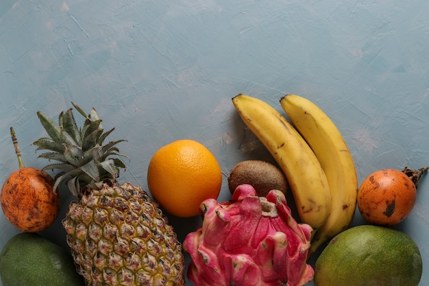 Świeże Owoce Tropikalne: Mango, Ananas, Smok, Kiwi, Banan, Pomarańcza I Marakuja