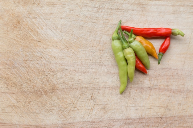 Świeże papryki chili na cięcia desce