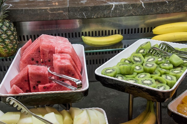 Świeże, pełne witamin, kolorowe owoce w restauracji bufetowej.