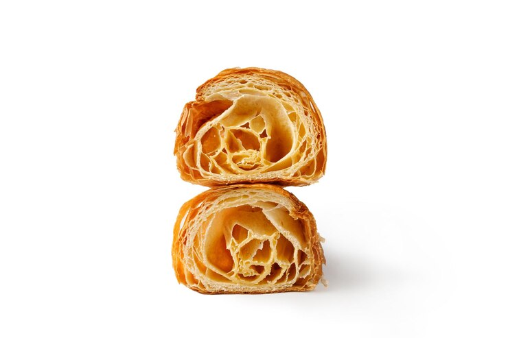 Świeże pieczone krojone na pół Croissant na białym tle Pyszne francuskie croissant cut