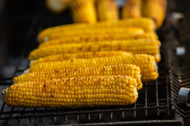 Świeże Pieczone Lub Grillowane Kolby Kukurydzy. Grillowana Kukurydza Na Sprzedaż Na Ulicy.