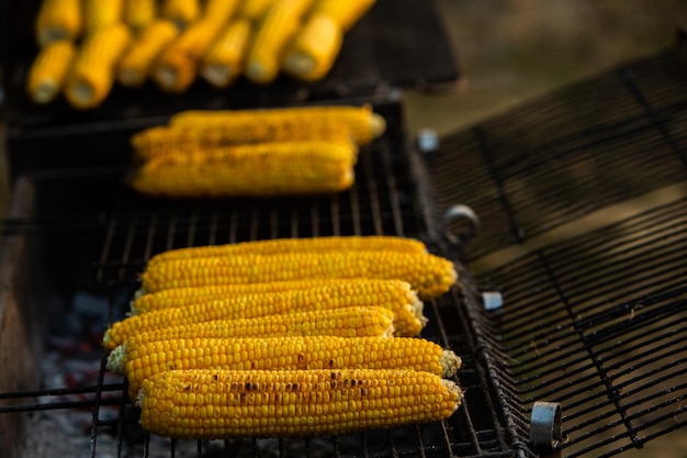 Świeże Pieczone Lub Grillowane Kolby Kukurydzy. Grillowana Kukurydza Na Sprzedaż Na Ulicy.