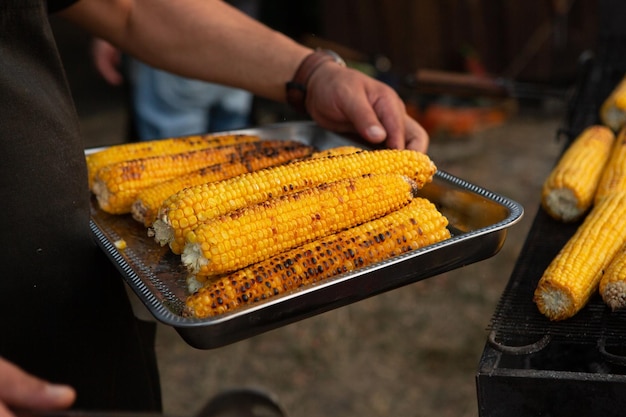 Świeże pieczone lub grillowane kolby kukurydzy