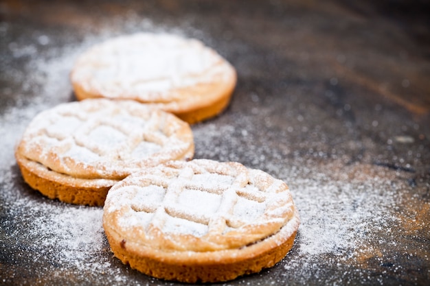 Świeże Pieczone Tarty Z Nadzieniem Czekoladowym I Cukrem Pudrem