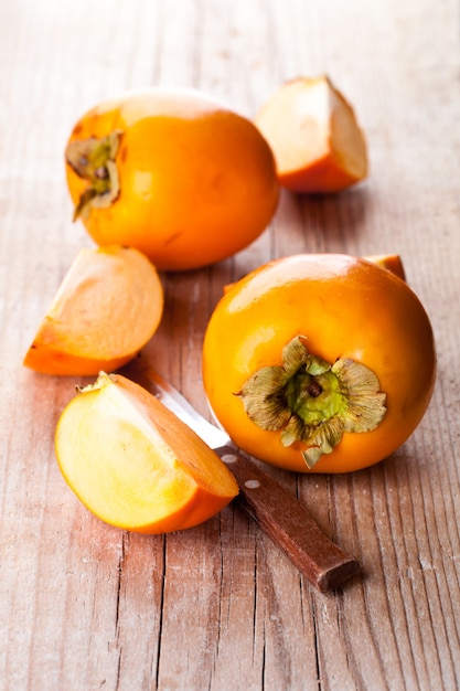 Świeże plasterki persimmons i nóż