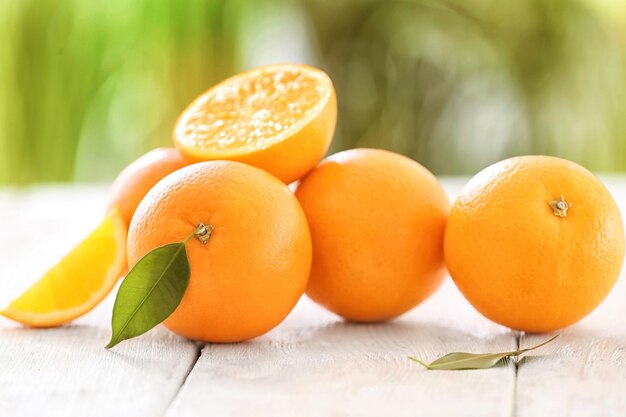 Świeże pomarańcze na drewnianym stole