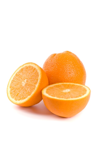 Świeże pomarańcze odizolowywać na białym tle