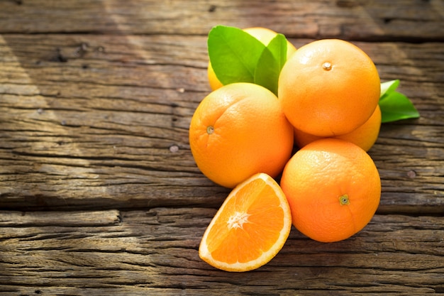 Świeże pomarańczowe owoc na drewno stole.