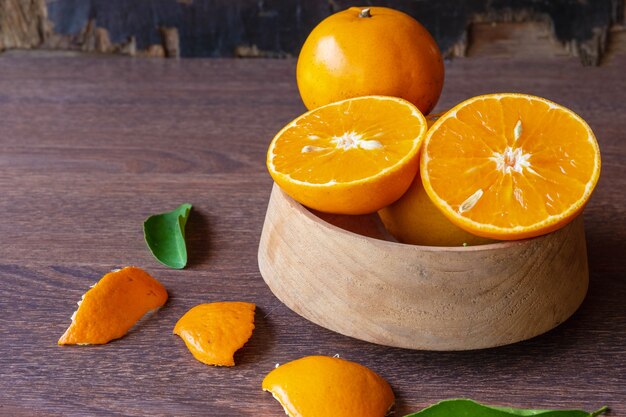 Świeże Pomarańczowe Owoce Na Drewnianej Misce