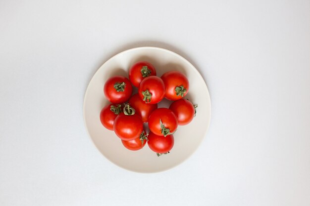 Świeże pomidory czereśniowe na białym naczyniu
