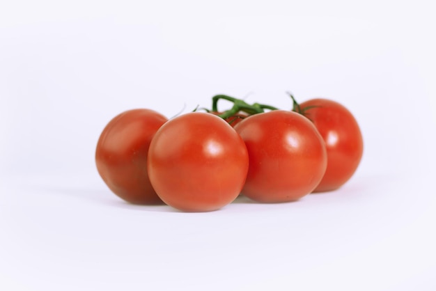 Świeże pomidory na białym tle