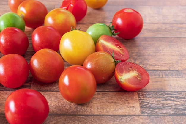 Świeże pomidory na drewnianym tle