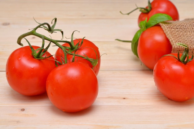 Świeże pomidory na gałęzi zbliżenie na stole