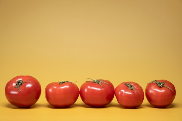 Świeże Pomidory Na Jasnożółtym Tle W Stylu Fotografii Reklamowej żywności. Rama Pozioma