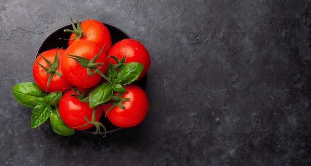 Zdjęcie Świeże pomidory ogrodowe i liście bazylii