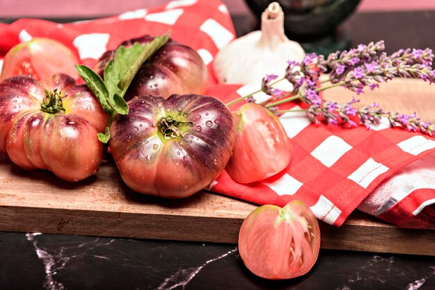Świeże pomidory w talerzu na ciemnym tle Zbieranie pomidorów Widok z góry