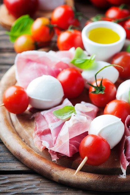 Świeże prosciutto z bazylią i mozzarellą