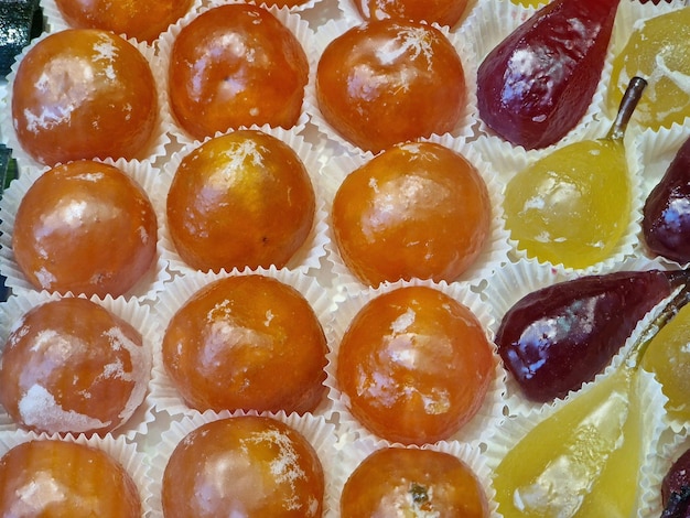 świeże przeszklone owoce słodkie na wystawie w szczegółach cukierni