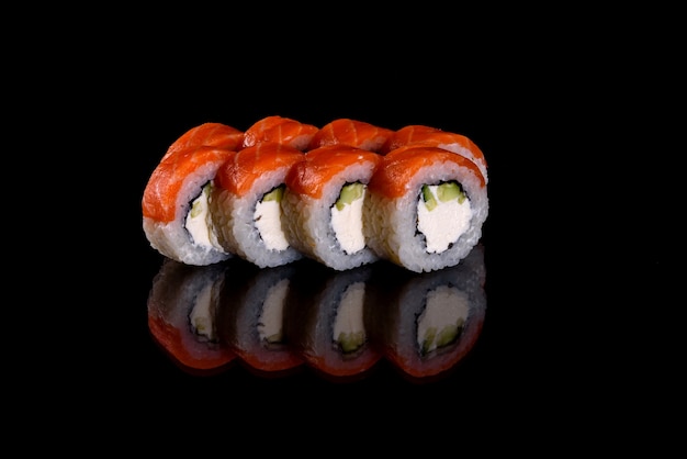 Świeże pyszne piękne sushi rolki na ciemnym tle