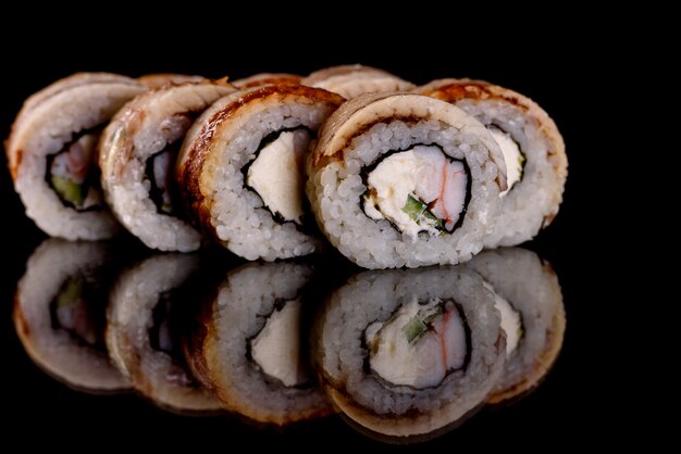 Świeże pyszne sushi rolki na ciemnym tle