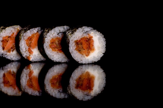 Świeże pyszne sushi rolki na ciemnym tle