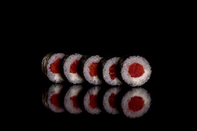 Zdjęcie Świeże pyszne sushi rolki na ciemnym tle