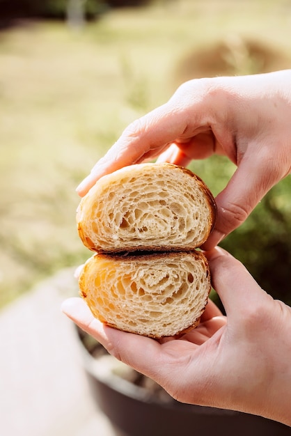 Świeże Rogaliki W Krojeniu W Rękach Szefa Kuchni. Ciepłe Aromatyczne Rogaliki Maślane. Ciastka Francuskie I Amerykańskie.