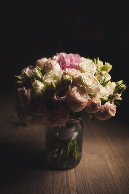 Świeże róże na stole