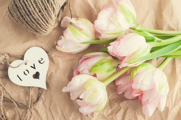 Świeże różowe tulipany, sznurek i serce