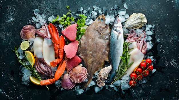Świeże ryby i owoce morza. Zdrowe jedzenie. Flądra, homar, kalmary, tuńczyk, ryba.