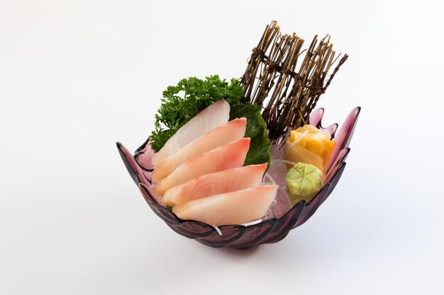 Zdjęcie Świeże sashimi z łososia japońskie jedzenie na stole restauracji izolowane na białym tle japońskie potrawy w tradycyjnym stylu