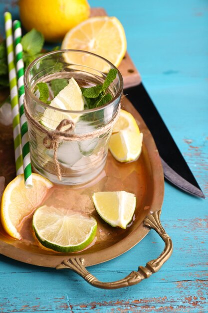 Zdjęcie Świeże składniki do mojito na starej tacce