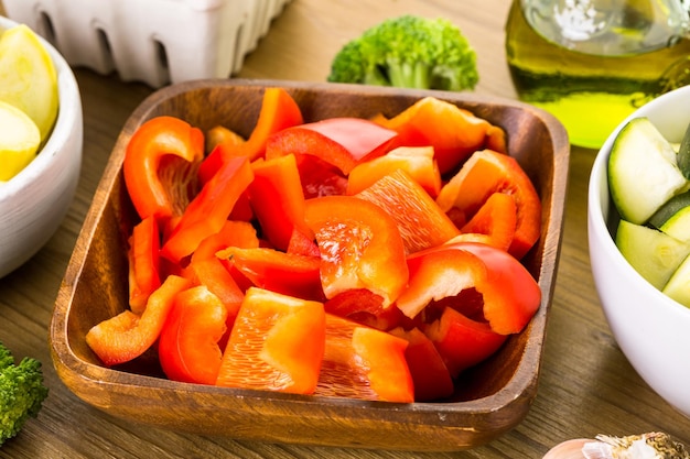 Świeże składniki do przygotowania pieczonych warzyw mieszanych na stole.