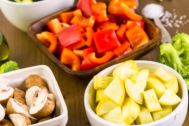 Świeże składniki do przygotowania pieczonych warzyw mieszanych na stole.