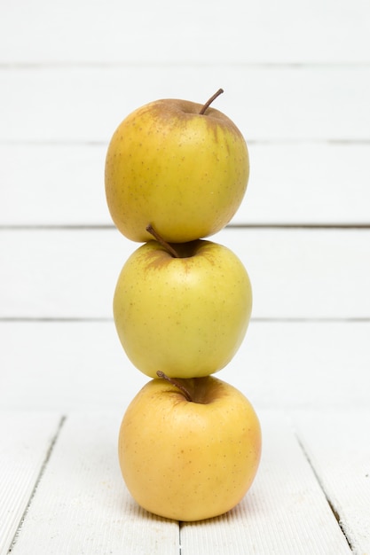 Świeże smakowite żółte jabłczane owoc odizolowywać na białym tle.