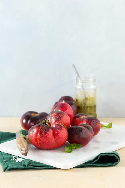 Zdjęcie Świeże soczyste domowe pomidory na kuchennym stole