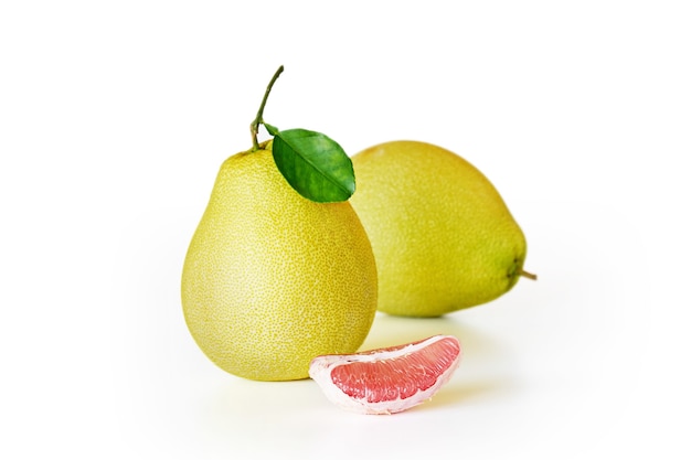 Świeże, Soczyste Owoce Pomelo Na Białym Tle