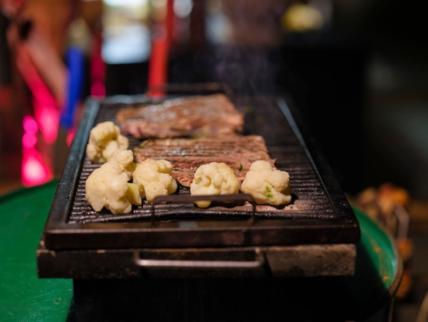 Świeże steki wołowe gotujące się na grillu