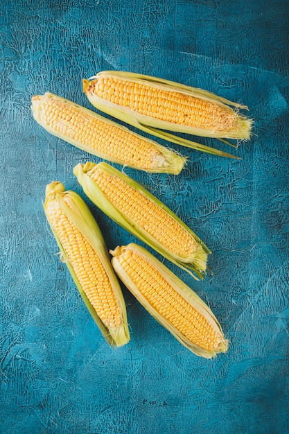 Świeże surowe kolby kukurydzy