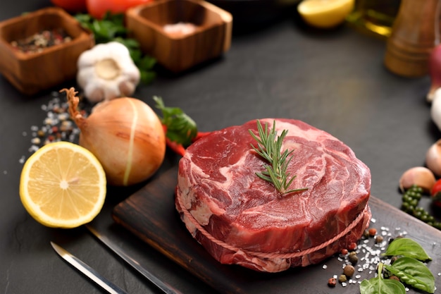 Świeże surowe mięso wołowe na desce do krojenia w kuchni