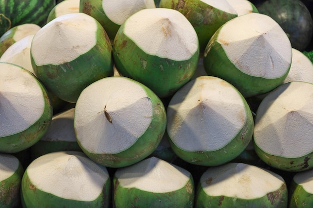 Świeże surowe orzechy kokosowe gotowe do picia mleko kokosowe, owoce tropikalne