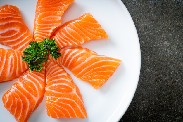 Świeże surowe sashimi z łososia - po japońsku