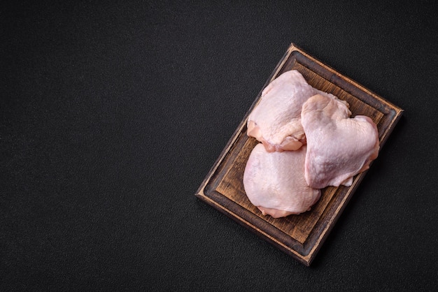 Zdjęcie Świeże surowe uda z kurczaka z solą i przyprawami