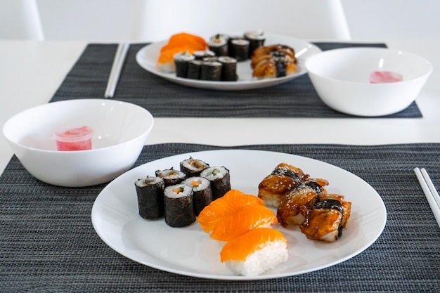 Świeże Sushi I Bułki W Białej Płytce. Obiad Sushi.