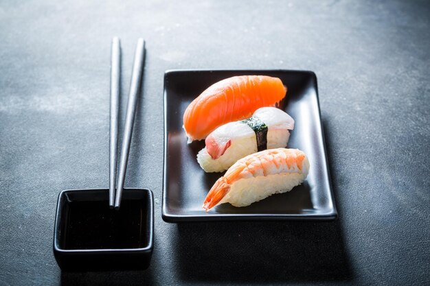 Świeże Sushi Nigiri Z Krewetką Z Ośmiornicy I łososiem