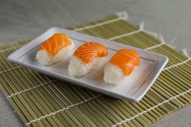 Świeże sushi nigiri z łososiem podawane na talerzu ceramicznym