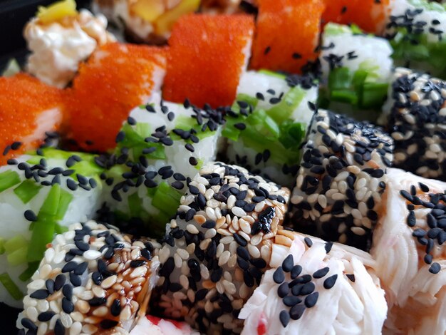 Zdjęcie Świeże sushi rolki ustawiają karmowego pojęcie