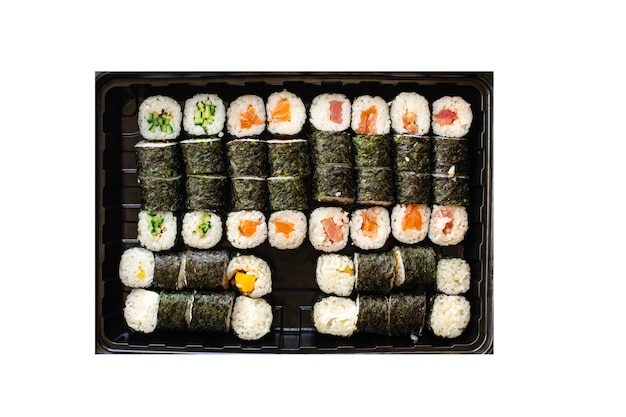 świeże sushi roll owoce morza wielokolorowe maki susi łosoś tuńczyk ryż nori wasabi sezam azjatyckie jedzenie